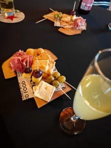 Welkomstcocktail met mini-borrelshirt stond klaar. 
