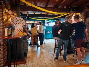 Bezoekers bekijken de slotetappe van de Tour de France in Calva Café Rijsbergen