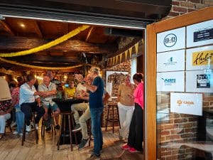 Sponsoren van de Calva Tourpoule met bezoekers die de Tour de France kijken in Calva Café Rijsbergen