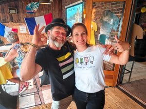 DJ Eggie en Kirsten Oomen met Tour de France T-shirts in Calva Café Rijsbergen. 